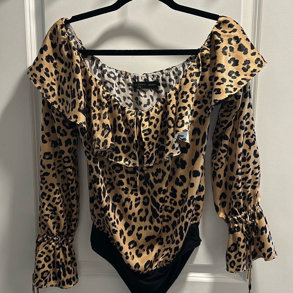 Long sleeve leopard body suit.